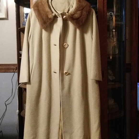 Vintage womans camel hair coat with fur collar - Picture 3 of 6